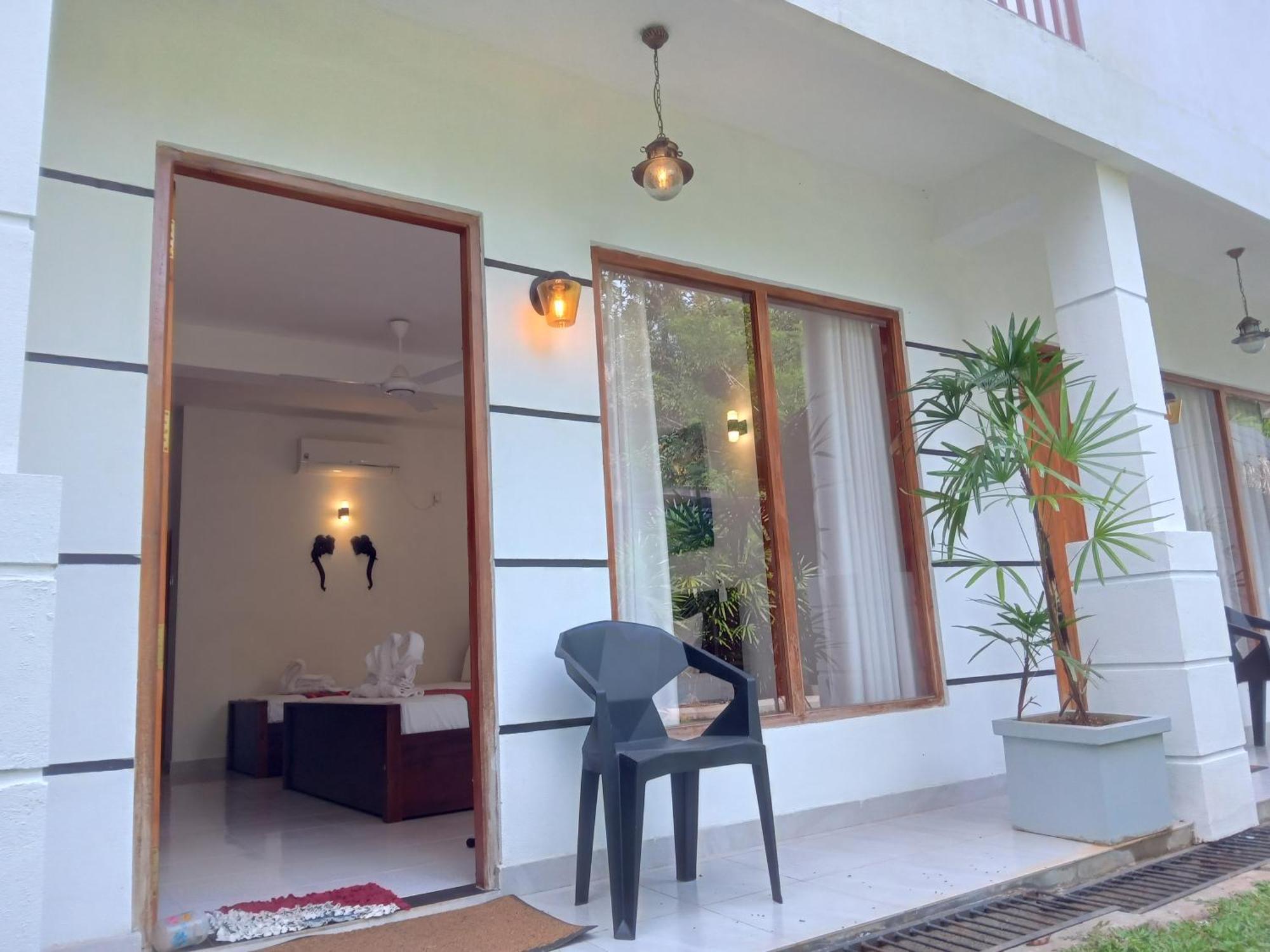 White Rose Safari Home Stay Udawalawe Buitenkant foto